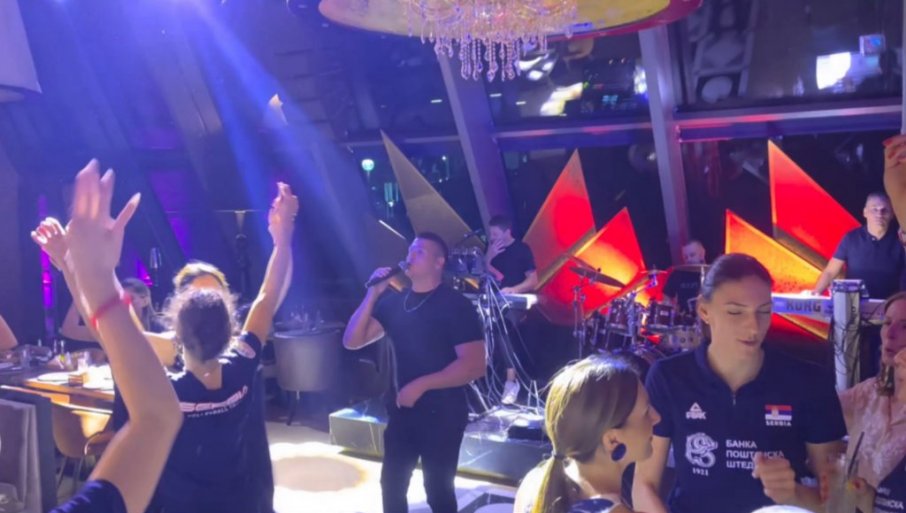 OVO MU JE TREĆI PUT DA SLAVI SA NjIMA POSLE MEDALjE: Sloba Radanović pevao našim bronzanim odbojkašicama (FOTO)